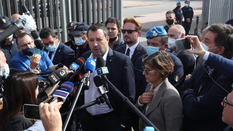 Matteo Salvini (c), flanqueado por su abogada Giulia Bongiorno (d), frente al búnker de la prisión de Pagliarelli después de una audiencia sobre el juicio de Open Arms en Palermo, isla de Sicilia, sur de Italia, el 23 de octubre de 2021. EFE/EPA/Igor Petyx 