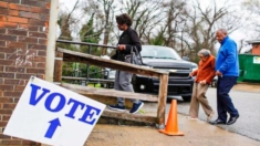 Demandan a funcionarios de Alabama por eliminación de ciudadanos naturalizados del censo electoral