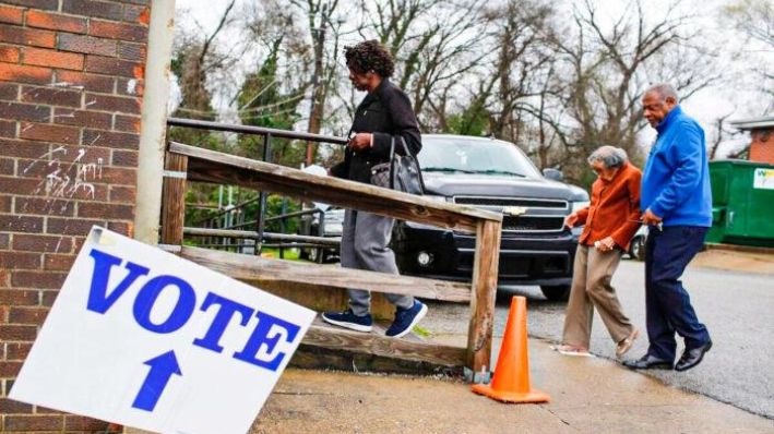 Un votante entra en un colegio electoral en Floyd Middle Magnet School durante las primarias presidenciales demócratas en Montgomery, Alabama, el 3 de marzo de 2020. (Joshua Lott/AFP vía Getty Images)