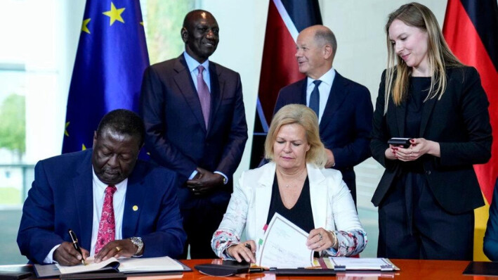 La ministra del Interior de Alemania, Nancy Faeser (abajo a la derecha), firma un acuerdo de migración con el primer secretario del gabinete de Kenia, Musalia Mudavadi (izquierda), mientras el canciller alemán, Olaf Scholz (centro), y el presidente keniano, William Ruto (izquierda), observan en la Cancillería de Berlín, el 13 de septiembre de 2024. AP Photo/Ebrahim Noroozi