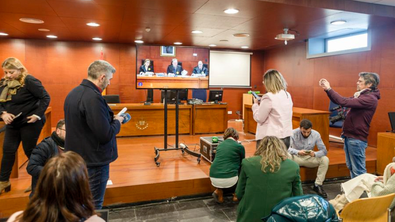 Vista del interior de la sala de la Audiencia Provincial de Cáceres durante el juicio por el robo de las botellas de vino en el restaurante Atrio (España). EFE/Jero Morales