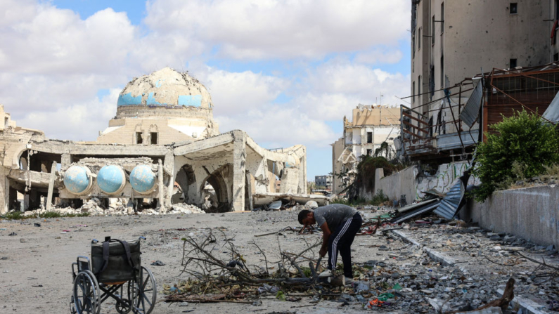 Un palestino recoge chatarra frente a una mezquita gravemente dañada por los bombardeos israelíes, en Beit Lahia, en el norte de la Franja de Gaza, el 14 de septiembre de 2024, en medio de la guerra en curso entre Israel y el Hamás. (Omar Al-Qattaa/AFP vía Getty Images)