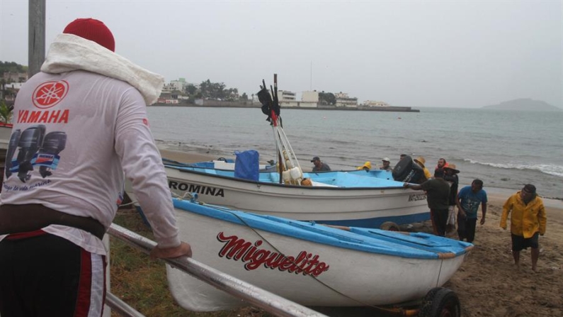 Imagen de archivo en donde se observan varios pescadores en el puerto de Mazatlán (México). EFE/STR