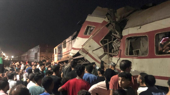 Varias personas rodean dos trenes de pasajeros que chocaron en la ciudad egipcia de Zagazig, capital de la provincia de Sharqiya, en el delta del Nilo, el 14 de septiembre de 2024. Foto AP