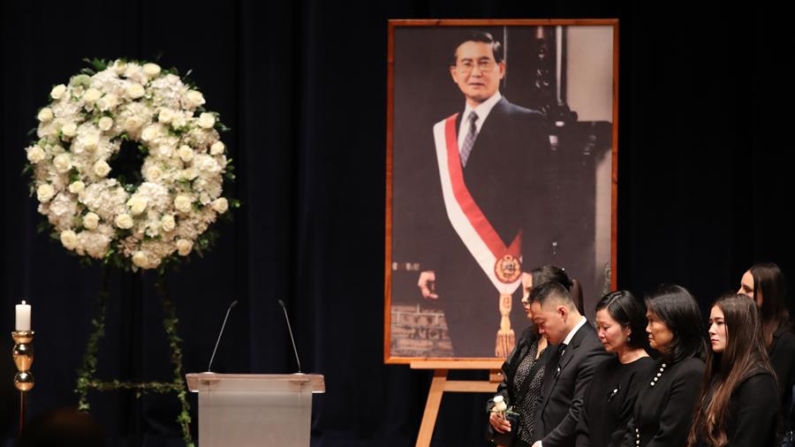 Kenji (i), Sachi (2-i) y Keiko Fujimori (2-d) participan en el responso su padre el fallecido expresidente de Perú, Alberto Fujimori, este sábado 14 de septiembre de 2024, en Lima (Perú). EFE/ Paolo Aguilar