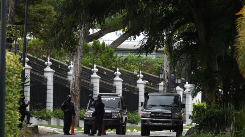 Miembros del Servicio Bolivariano de Inteligencia Nacional (SEBIN) son vistos afuera de la embajada de España en Caracas (Venezuela), el 24 de octubre de 2020. (Federico Parra/AFP vía Getty Images)