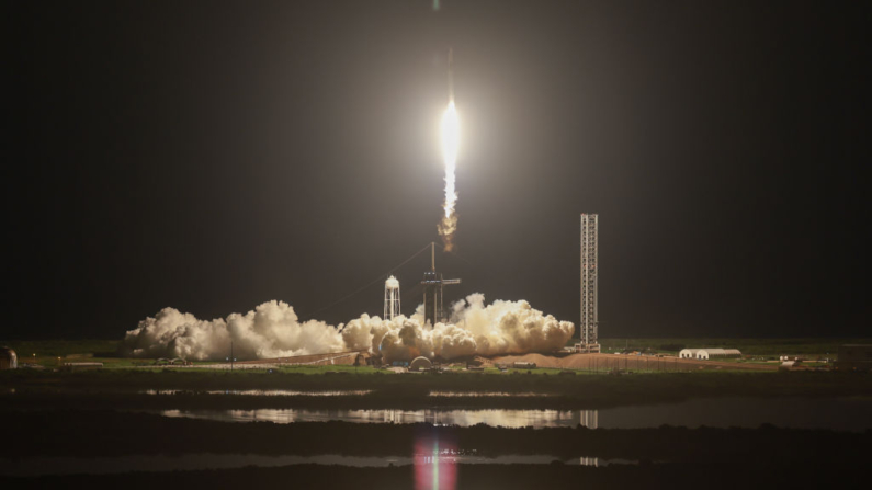 El cohete Polaris Dawn Falcon 9 de SpaceX despega desde el Complejo de Lanzamiento 39A del Centro Espacial Kennedy de la NASA el 10 de septiembre de 2024 en Cabo Cañaveral, Florida. (Joe Raedle/Getty Images)