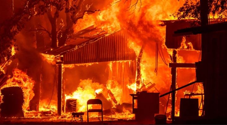 Una propiedad arde mientras el Park Fire arrasa cerca de Paynes Creek en el condado no incorporado de Tehama, California, el 26 de julio de 2024. (Josh Edelson/AFP vía Getty Images)