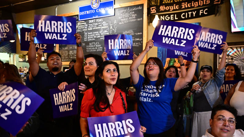 Apoyadores de la campaña Latinos por Harris-Walz asisten a una fiesta para ver a la vicepresidenta de EE.UU. y candidata presidencial demócrata para 2024, Kamala Harris, ofreciendo su discurso de aceptación en Los Ángeles el 22 de agosto de 2024, el cuarto y último día de la Convención Nacional Demócrata (DNC). (FREDERIC J. BROWN/AFP via Getty Images)