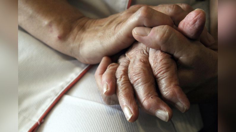 Imagen de archivo: Una enfermera sostiene las manos de una persona con enfermedad de Alzheimer el 21 de septiembre de 2009 en la residencia Les Fontaines en Lutterbach, en el este de Francia. (SEBASTIEN BOZON/AFP via Getty Images)