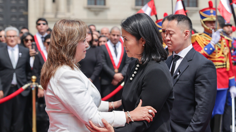 Fotografía cedida por la Presidencia de Perú de la presidenta de Perú, Dina Boluarte (Izq.), saludando a Keiko Fujimori (C) junto a su hermano Kenji este sábado, en un acto en honor al fallecido expresidente de Perú, Alberto Fujimori, en Lima, Perú. (EFE/ Presidencia de Perú)