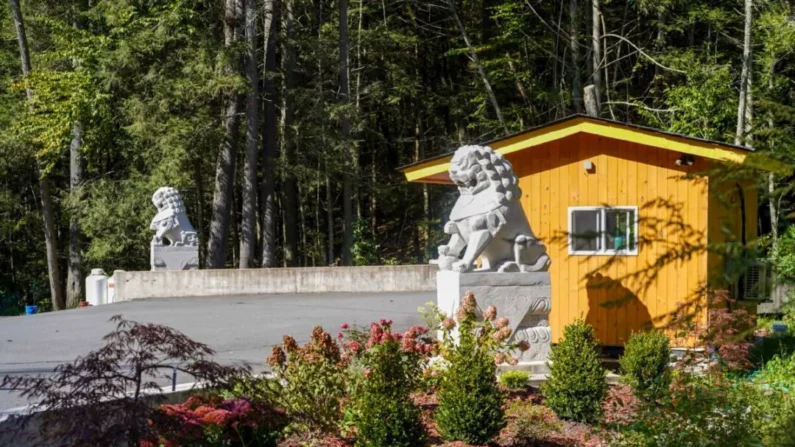 Un jardín fuera de la Puerta Sur del campus de Dragon Springs en Cuddebackville, N.Y., el 1 de octubre de 2023. (Cara Ding/The Epoch Times)