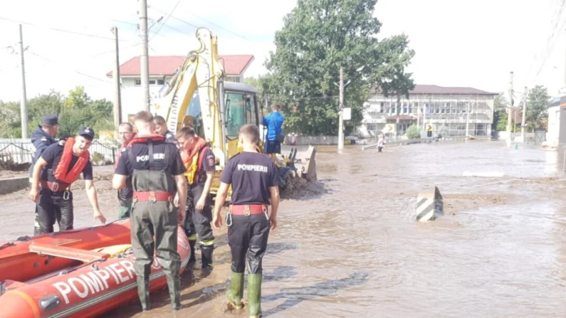 Bomberos trabajan en un área después de que fuertes lluvias provocaran inundaciones en Pechea, condado de Galati, Rumania, el 14 de septiembre de 2024. (Inspectorado de Emergencias de Galati/Foto de archivo vía Reuters)