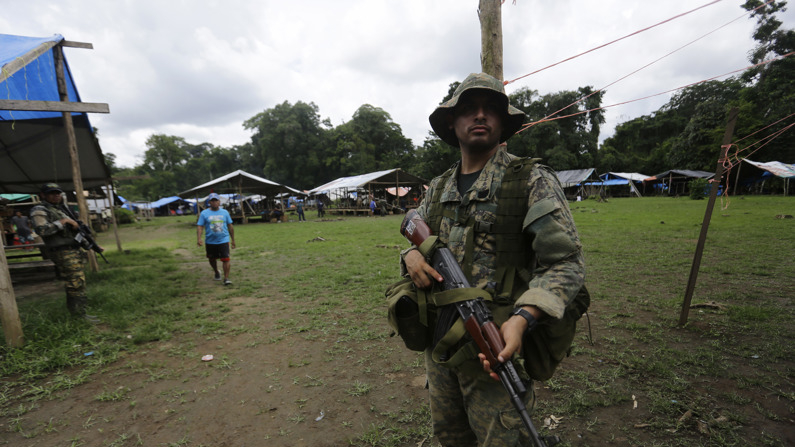 Integrantes del Servicio Nacional de Fronteras panameño resguardan un campamento en medio de un operativo en plena selva del Darién, frontera natural entre Colombia y Panamá. Archivo. (EFE/Carlos Lemos)