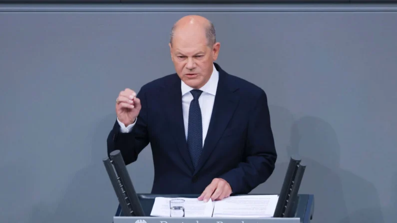 
El Canciller alemán Olaf Scholz da una declaración gubernamental en el Bundestag en Berlín el 6 de junio de 2024. (Sean Gallup/Getty Images)





