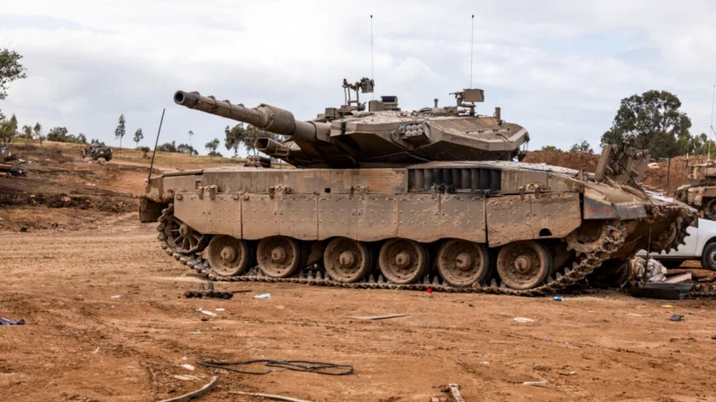 Miembros de las Fuerzas de Defensa de Israel (FDI) trabajan en una zona de preparación cerca de la frontera con Gaza, en las afueras de la ciudad de Sedero, en Tel Aviv, Israel, el 27 de noviembre de 2023. (Spencer Platt/Getty Images)





