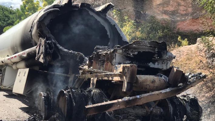 Fotografía que muestra los restos del camión cisterna que explotó este sábado en Miragoane, Haití. (EFE/ Peter Kens)