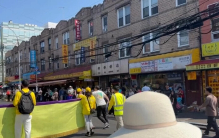 Un hombre atacó a dos practicantes de Falun Gong durante un desfile en Brooklyn, Nueva York, el 14 de septiembre de 2024. (Centro Tuidang)