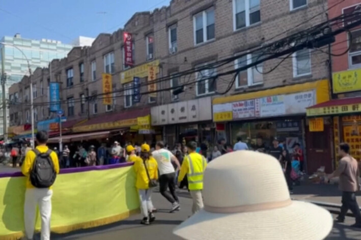 Asiático presuntamente ataca a practicantes de Falun Gong en un desfile en Brooklyn