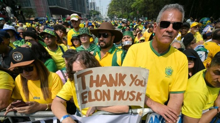 Partidarios del expresidente brasileño Jair Bolsonaro sostienen un cartel de agradecimiento al propietario de la plataforma de redes sociales X, Elon Musk, durante una manifestación por el Día de la Independencia en Sao Paulo, Brasil, el 7 de septiembre de 2024. (NELSON ALMEIDA/AFP vía Getty Images)