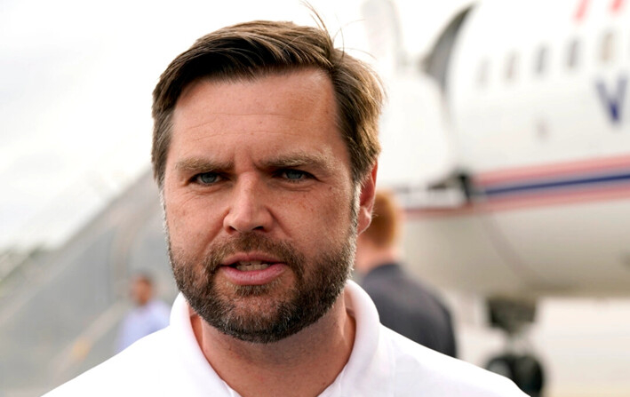 El candidato republicano a la vicepresidencia, el senador JD Vance (R-Ohio), habla con los periodistas antes de partir del aeropuerto de Pitt-Greenville tras un evento de campaña en Greenville, Carolina del Norte, el 14 de septiembre de 2024. (Steve Helber/AP Photo)