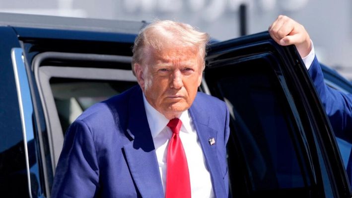 El excandidato presidencial republicano, el expresidente Donald Trump, llega al aeropuerto internacional Harry Reid para embarcar en un avión tras un viaje de campaña en Las Vegas el 14 de septiembre de 2024. (Alex Brandon/Foto AP)