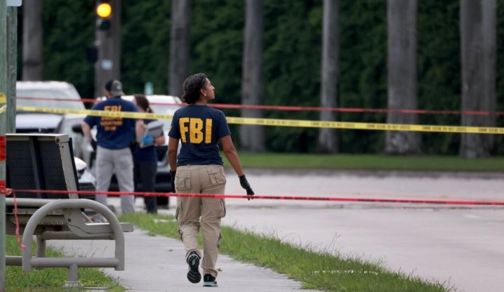 Personal de las fuerzas del orden investigan la zona alrededor del Trump International Golf Club tras un aparente intento de asesinato del expresidente Donald Trump en West Palm Beach, Florida, el 15 de septiembre de 2024. (Joe Raedle/Getty Images)