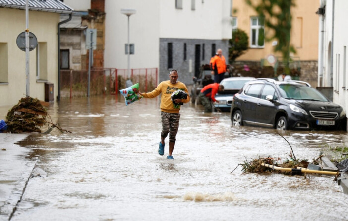 Un hombre camina entre las aguas de la inundación tras las fuertes lluvias en Jesenik, República Checa, el 15 de septiembre de 2024. (David W Cerny/Reuters). 