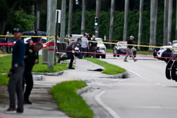 Miembros del FBI, del Departamento del Sheriff y del Servicio Secreto en el exterior del Trump International Golf Club en West Palm Beach, Florida, el 15 de septiembre de 2024. (Chandan Khanna/AFP vía Getty Images)