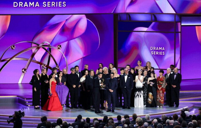 El elenco y el equipo de “Shōgun” aceptan el premio a la mejor serie dramática en el escenario durante la 76.ª edición de los premios Primetime Emmy en el Peacock Theatre de Los Ángeles el 15 de septiembre de 2024. (Kevin Winter/Getty Images)
