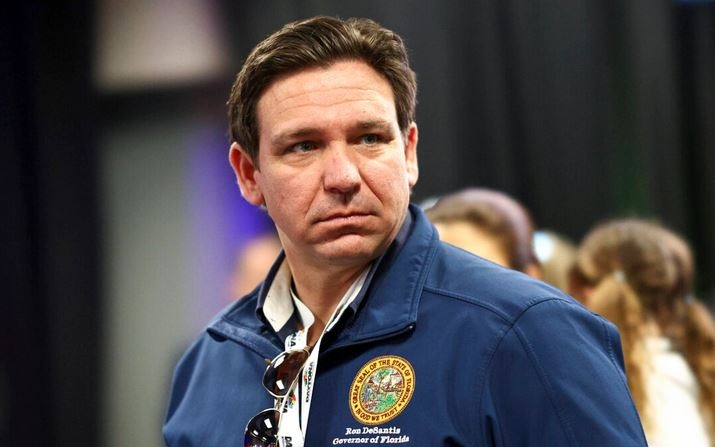 El gobernador de Florida Ron DeSantis asiste a la reunión de pilotos, de la NASCAR Cup Series Daytona 500, en Daytona Beach, Florida, el 19 de febrero de 2024. (Jared C. Tilton/Getty Images)