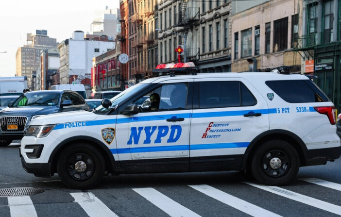 Un coche de policía circula por el distrito de Manhattan de Nueva York el 14 de enero de 2021. (Spencer Platt/Getty Images)
