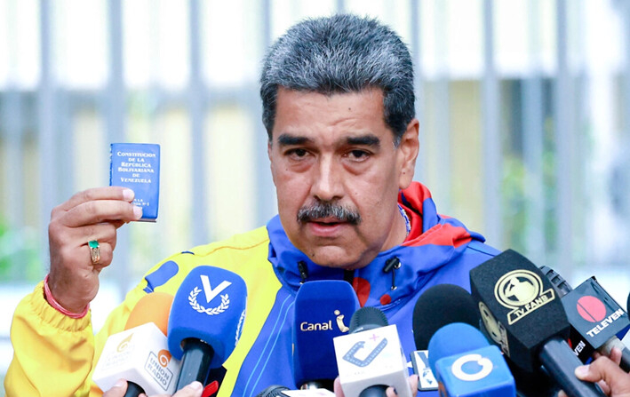 El presidente venezolano, Nicolás Maduro, habla durante una conferencia de prensa después de emitir su voto durante las elecciones presidenciales en la Escuela Ecológica Bolivariana Simón Rodríguez, en Fuerte Tiuna, Caracas, Venezuela, el 28 de julio de 2024. (Jesus Vargas/Getty Images)