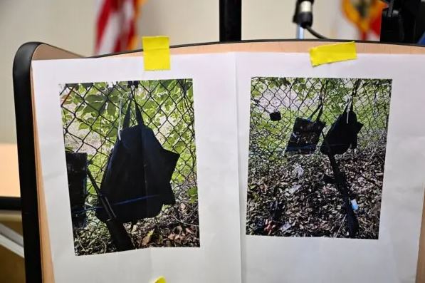 Imágenes de las pruebas encontradas en la valla del campo de golf se muestran en una rueda de prensa en West Palm Beach, Florida, el 15 de septiembre de 2024. (Chandan Khanna/AFP vía Getty Images)