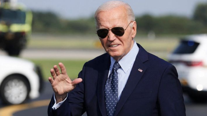 El presidente de Estados Unidos, Joe Biden, saluda mientras camina hacia su automóvil a su llegada al Aeropuerto Internacional de Filadelfia, en Filadelfia, el 16 de agosto de 2024. (Samuel Corum/AFP vía Getty Images)