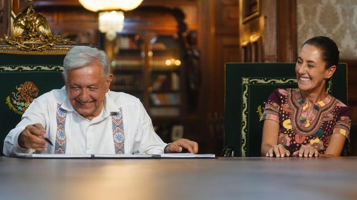 Fotografía cedida por la Presidencia de México, del mandatario mexicano Andrés Manuel López Obrador y de la presidenta electa de México, Claudia Sheinbaum durante un acto protocolario este domingo, en el Palacio Nacional de Ciudad de México (México). (EFE/ Presidencia de México)