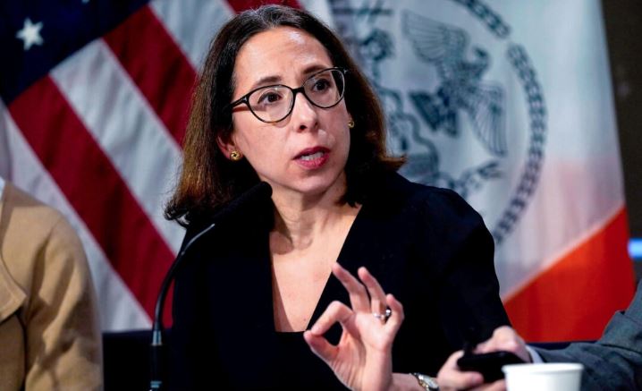 Lisa Zornberg, abogada jefe del Ayuntamiento de Nueva York, habla durante una rueda de prensa del alcalde en el Ayuntamiento de Nueva York el 14 de noviembre de 2023. (Richard Drew/Foto AP)