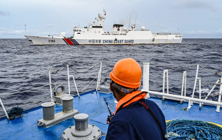 Un barco de la Guardia Costera de China se desliza junto al buque de la Guardia Costera de Filipinas, BRP Cabra, durante una misión de suministro al banco de arena Sabina, en el Mar de China Meridional, el 26 de agosto de 2024. (Jam Sta Rosa/AFP vía Getty Images)