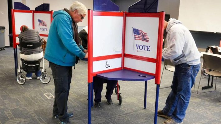 Los votantes emitieron sus votos en el centro de Justicia y Salud del Condado de Utah en Provo, Utah, el 8 de noviembre de 2022. (George Frey/Getty Images)