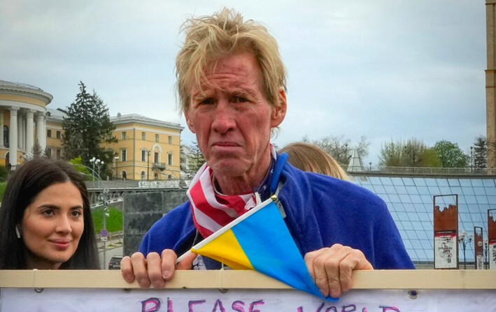 Ryan Wesley Routh participa en una manifestación en el centro de Kiev, Ucrania, el 30 de abril de 2022. (Efrem Lukatsky/AP Photo)