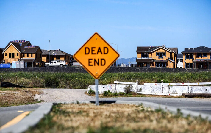 Los trabajadores de la construcción trabajan en una casa en un complejo de viviendas en Novato, California, el 23 de marzo de 2022. (Justin Sullivan/Getty Images)