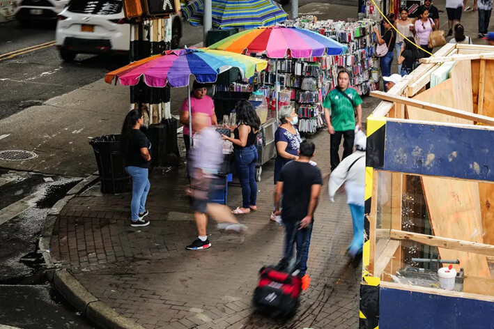 Un vendedor ambulante vende productos a lo largo de la Avenida Roosevelt en Queens, una zona con un alto número de inmigrantes ilegales recientes en la ciudad de Nueva York, el 16 de agosto de 2023. (Spencer Platt/Getty Images)