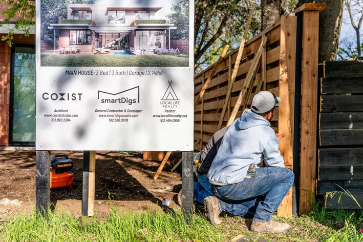 Trabajadores renuevan el exterior de una casa recién construida, en Austin, Texas, el 19 de marzo de 2024. (Brandon Bell/Getty Images)