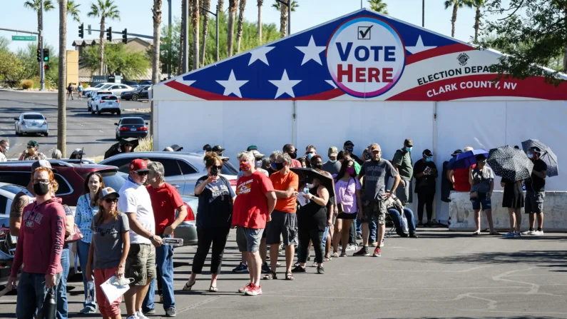 La gente hace cola para votar en un centro comercial el primer día de votación anticipada en persona en Las Vegas el 17 de octubre de 2020. (Ethan Miller/Getty Images)