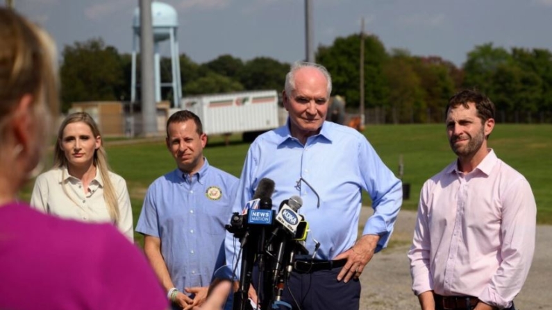 El representante Mike Kelly (R-Pa.), presidente del Grupo de Trabajo sobre el Intento de Asesinato de Donald J. Trump, habla con la prensa después de recorrer el lugar del tiroteo del 13 de julio en el Butler Farm Show Grounds en Butler, Pensilvania, el 26 de agosto de 2024. (Jeff Swensen/Getty Images)