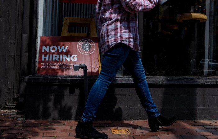 Un cartel de "Ahora contratando" se muestra en la ventana de un restaurante Chipotle en Alexandria, Virginia, el 22 de agosto de 2024. (Anna Rose Layden/Getty Images). 