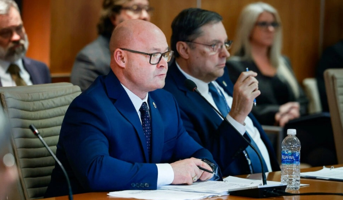 El presidente general del sindicato International Brotherhood of Teamsters, Sean O'Brien (izq.), y el secretario-tesorero general, Fred Zuckerman, escuchan al ex presidente Donald Trump durante una reunión en la sede del sindicato en Washington el 31 de enero de 2024. (Chip Somodevilla/Getty Images)