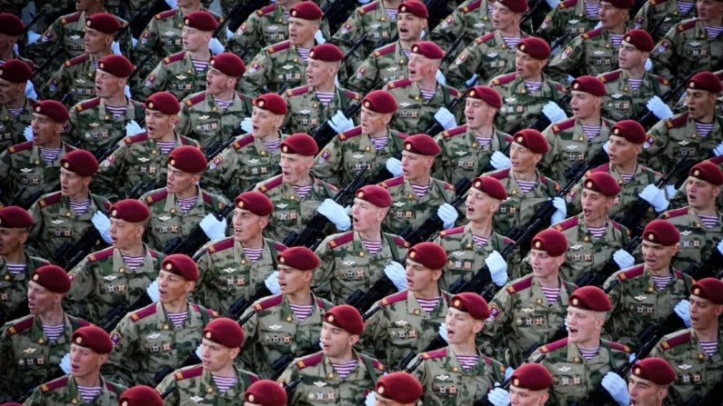 Soldados rusos marchan hacia la Plaza Roja para asistir a un desfile militar del Día de la Victoria que marca el 78 aniversario del fin de la Segunda Guerra Mundial, en Moscú, el 9 de mayo de 2023. (Alexander Zemlianichenko/AP Photo)