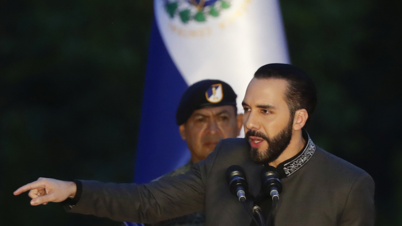 El presidente de El Salvador, Nayib Bukele, ofrece un discurso por el 203 aniversario de la Independencia centroamericana este domingo, en San Salvador, El Salvador. (EFE/ Rodrigo Sura)