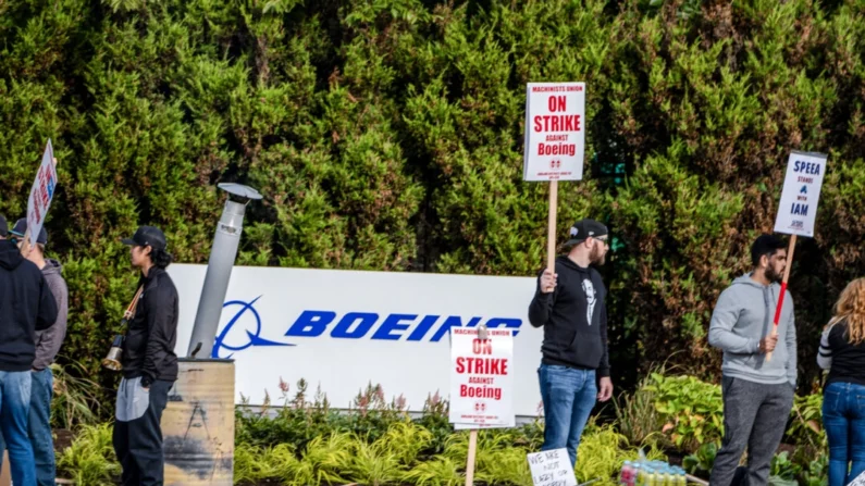 Miembros del sindicato protestan frente a una fábrica de Boeing en Renton, Washington, el 13 de septiembre de 2024. (Stephen Brashear/Getty Images)